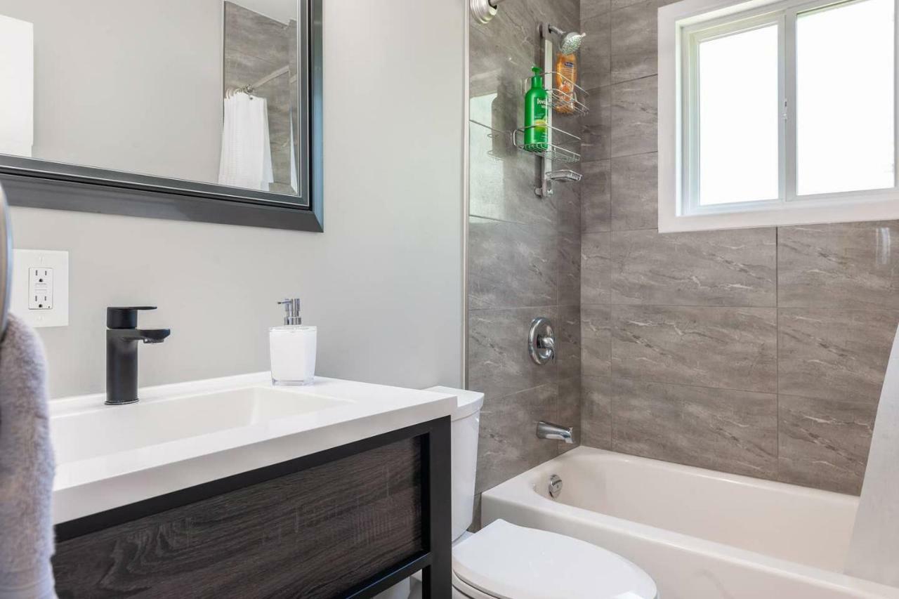 Entire 2 Bedroom Apartment Uptown Waterloo - E2 Bagian luar foto