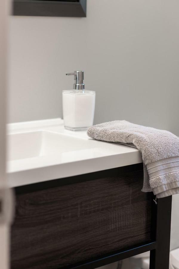 Entire 2 Bedroom Apartment Uptown Waterloo - E2 Bagian luar foto